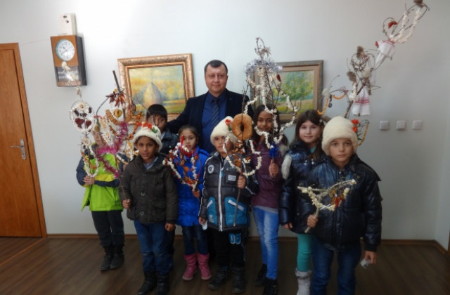 Деца сурвакаха за Василица в Павликени