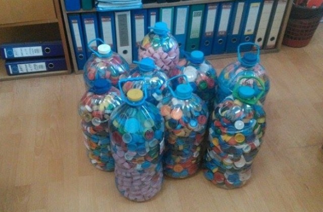 Данъчните събират капачки благотворително