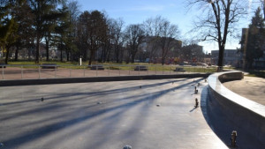 Скейтбордисти са счупили водоскока в парк Розариум