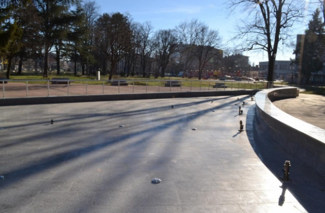 Скейтбордисти са счупили водоскока в парк „Розариум“