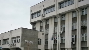 Младеж без образование опитва да вземе свидетелство за управление на