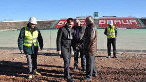 Замминистър Каменов провери ремонта на стадиона във Враца