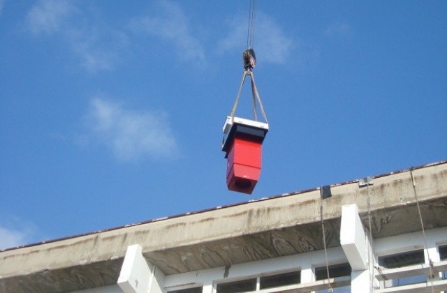 Монтират модерни отоплителни тела в спортните зали на стадиона