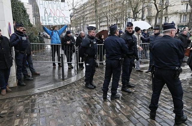 Евакуираха парижка гара заради фалшива бомбена заплаха