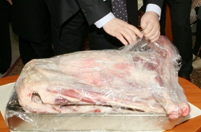 Тон замразено свинско продават данъчните