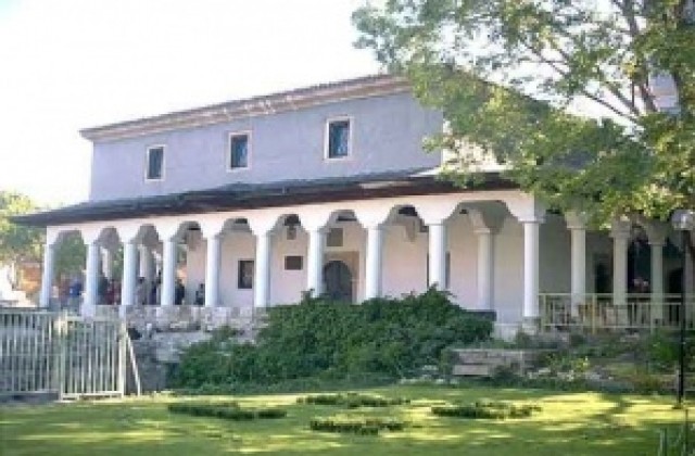 Раздават осветена риба за празника на храм ''Св. Атанасий''