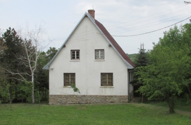 Търсят средства по Красива България за ремонт на хижа Божур