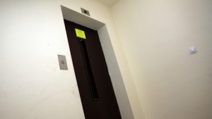 Мъжът загинал в шахта отворил с отвертка вратата на асансьора