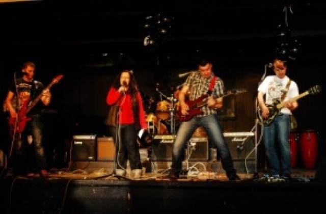 Ученици правят концерт за болни деца без родители