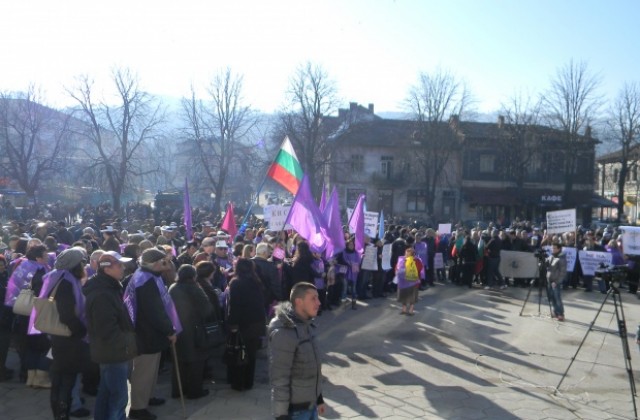 Над 1000 протестираха в Горна Оряховица срещу спирането на влакове, искат дългосрочна програма за развитие на БДЖ