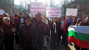 12 млади социалисти от Плевенско участваха в протест срещу спирането