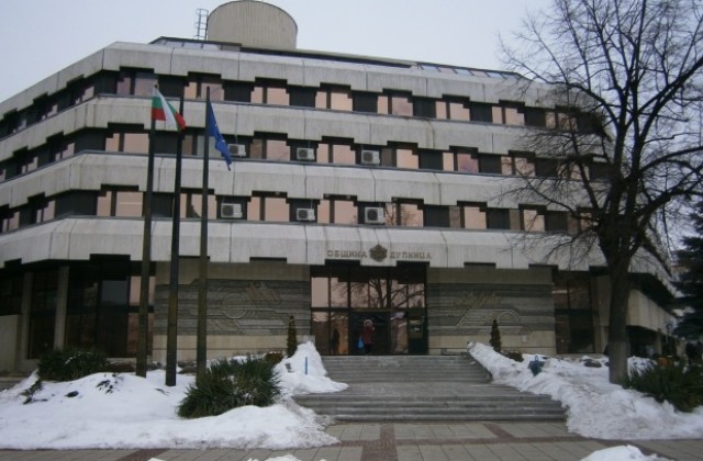 Ваня Рибарска подрежда керамика в община Дупница