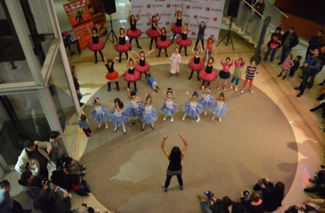 UN BESO отпразнува четвъртия си рожден ден с 20 часа уроци и танци