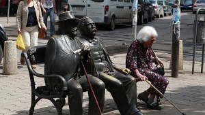Държавата търси пари за великденски добавки за пенсионерите