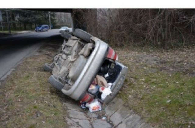 Жена с две малки деца се обърна с колата си в канавка след Аспарухов мост