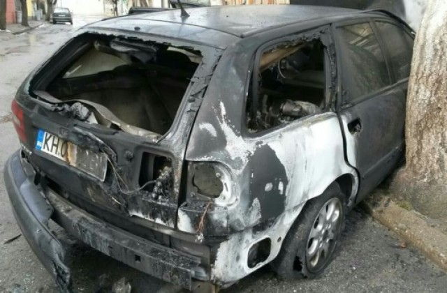 Горяха лек автомобил и бус