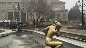 Две от статуите на фонтана пред музея станаха златни Общината