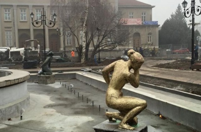 Две от статуите на фонтана пред музея станаха златни, Общината даде позицията си