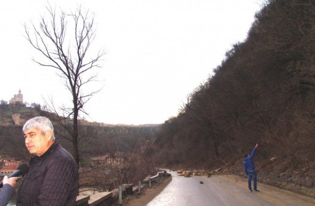 Алпинисти разчистват пътя под Трапезица