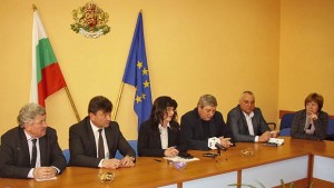 Депутатите обещават да съгласуват важните теми от парламента с местната