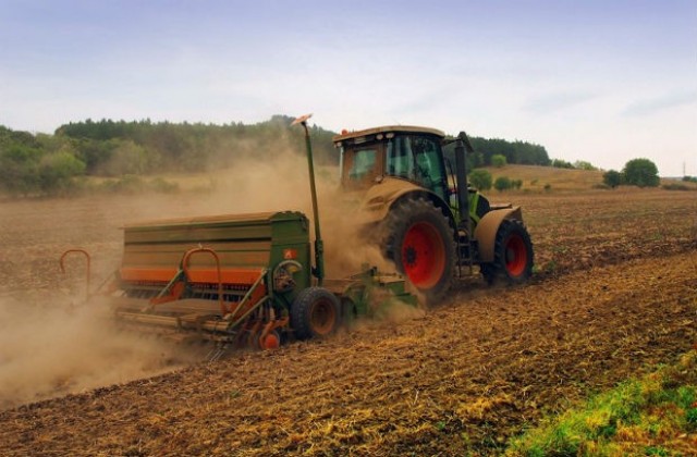 Приемат декларации по схемата за намален акциз на горива за земеделците