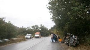 Лека кола се преобърна на замърсен от селскостопански машини участък