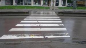 Блъснаха девойка на пешеходна пътека