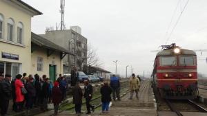 В Горни Дъбник протестираха в подкрепа на гарата си стягат