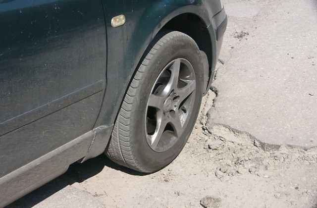 Възстановяват пътен участък, пропаднал след дъждовете