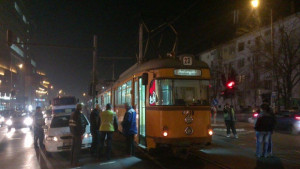 Трамвай блъсна двама пешеходци на бул Ситняково СНИМКИ