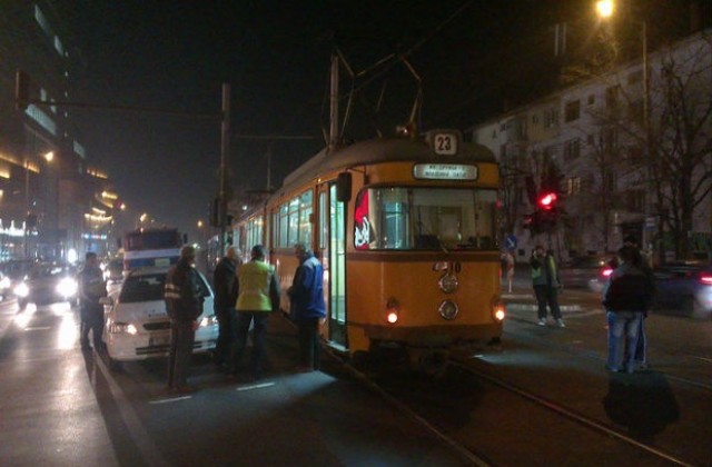 Трамвай блъсна двама пешеходци на бул. „Ситняково” (СНИМКИ)