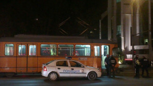 Пометените от трамвай мъж и жена остават в тежко състояние