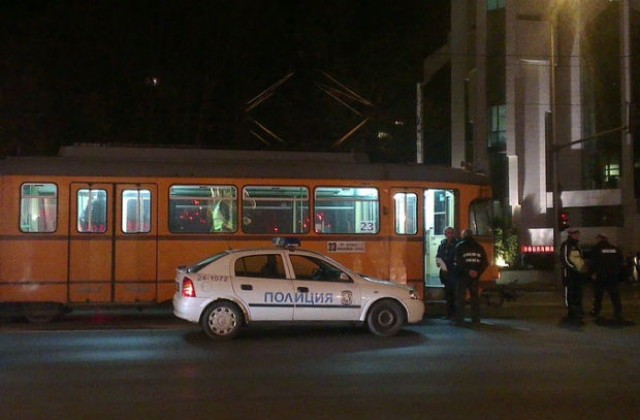 Пометените от трамвай мъж и жена остават в тежко състояние