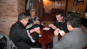 26 отбора спорят на турнира по белот в Елена