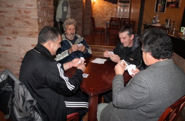 26 отбора спорят на турнира по белот в Елена