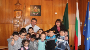 Първокласници прегърнаха кмета на Елена