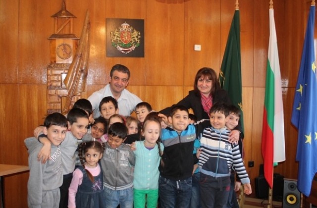 Първокласници прегърнаха кмета на Елена