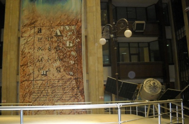 Учител представя своя „Буквар по педагогика”