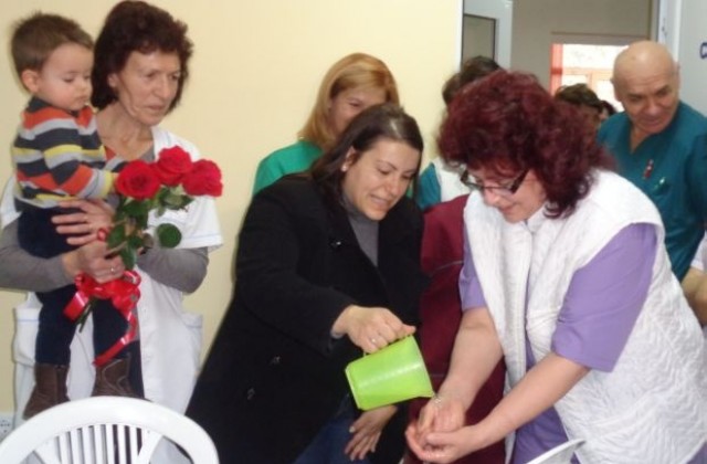 Социалистите в Благоевград с подаръци за Родилно отделение