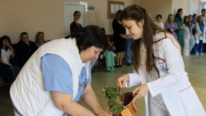 Ритуално измиха ръцете на найопитната акушерка в АГКлиниката при УМБАЛПлевен