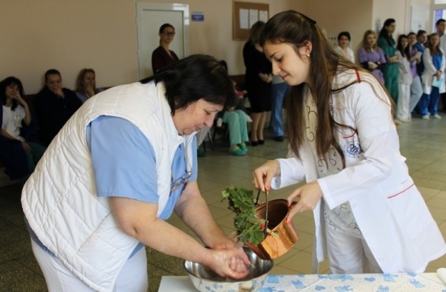 Ритуално измиха ръцете на най-опитната акушерка в АГ-Клиниката при УМБАЛ-Плевен
