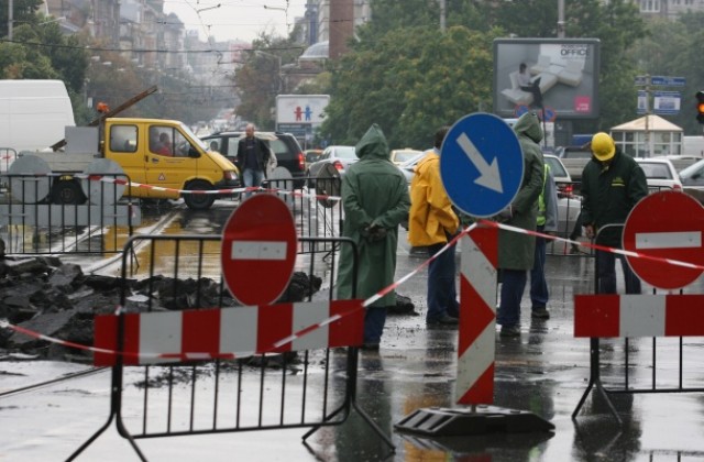 Дупки и пукнатини в столицата се запълват със специална зимна смес