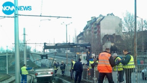 Кола изхвърча от булевард и се озова по таван на