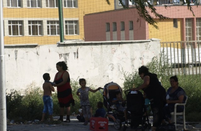 Доброволци спират ранните бракове в Столипиново
