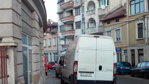 Зареждането на магазини явно е проблема за спирането по тротоарите