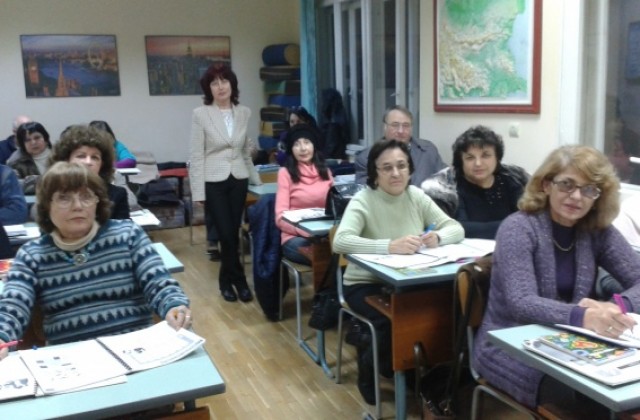 Възрастни надграждат знанията си по английски по инициатива на СГЕРБ