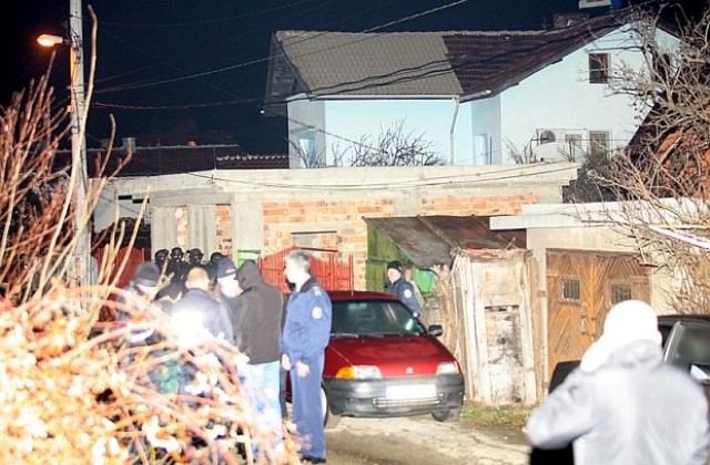 Мъж се барикадира, след като стреля по съседи и полиция в „Горна баня” (СНИМКИ)