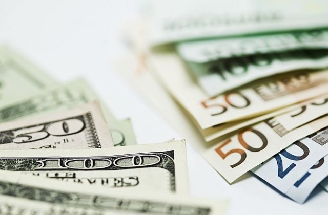 Еврото поевтиня до най-ниската си стойност спрямо долара от септември 2003 г.