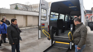 След една година бюрокрация Център Емилиян си получи буса от