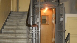 Найстарият асансьор във Варна стана на 80 години СНИМКИ